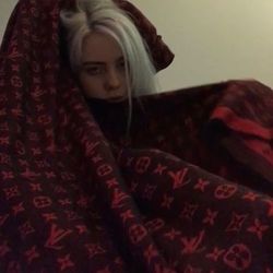 کاور آهنگ bitches broken hearts از بیلی آیلیش